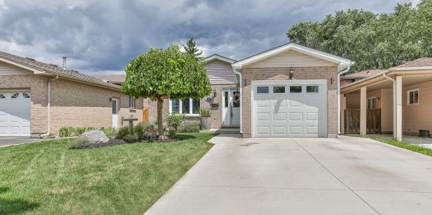 SOLD! 19 OFFERS! White Oaks Backsplit