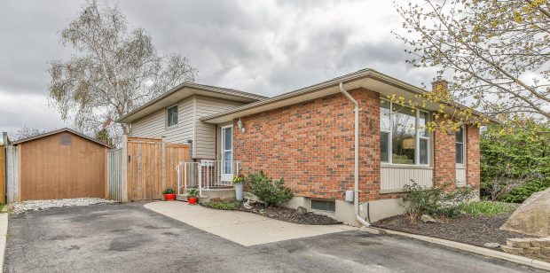 SOLD: White Oaks Backsplit with Pool. 10 Offers!