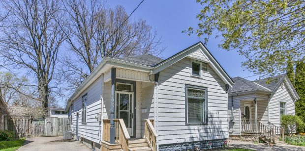 SOLD: Bungalow near Thames River
